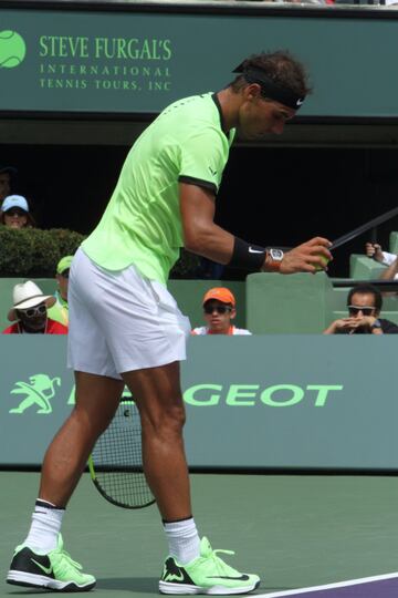 Una nueva final entre dos de las raquetas más fascinantes de todos los tiempos. Hoy ganó Federer bajo un sol de justicia en Miami. Nadal tuvo sus oportunidades de romper el servicio del suizo pero no lo consiguió. A pesar de eso, dejó una muy buena impresión. Veremos lo que pasa cuando llegue el momento de jugar en tierra batida. Aquí el resumen del partido en fotos.