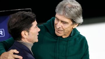 SEVILLA, 10/03/2024.- El entrenador chileno del Real Betis, Manuel Pellegrini (d), conversa con el entrenador del Villarreal, Marcelino García Toral, este domingo, antes del partido de la Jornada 28 de LaLiga EA Sports, en el estadio Benito Villamarín de Sevilla. EFE/ Julio Muñoz
