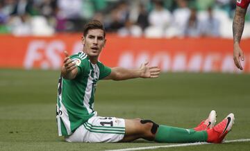 En la temporada 2016/17 debutó con el primer equipo del Real Betis. Ttras su paso por el Levante U. D. llegó al Rayo Vallecano de Madrid.