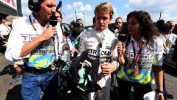 Rosberg atiende a nuestra compa&ntilde;era de Canal Latin America, la mexicana Giselle Zarur.