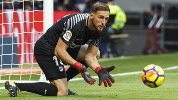 Jan Oblak atrapa el esf&eacute;rico. 