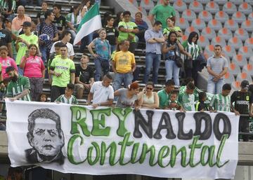 El vallecaucano recibió un homenaje de la afición que llenó la tribuna sur del estadio de Medellín.