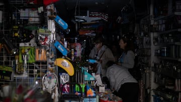 BARCELONA 29042025 - Un grupo de mujeres compran radios a pilas en un bazar
Lorena Sopêna / Europa Press
28/04/2025
