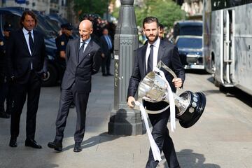 El capitán del Real Madrid Nacho Fernández con la copa de LaLiga a su llegada a la Real Casa de Correos durante los actos de celebración de la trigésimo sexta Liga conseguida por el equipo este domingo en Madrid.