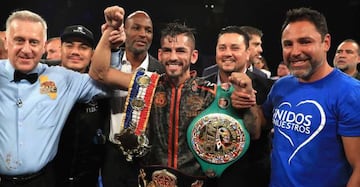 Linares posa con sus cinturones tras vencer a Campbell.