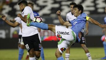 Futbol, Futbol, Colo Colo vs O&#039;Higgins. 
 Tercera fecha, campeonato de Clausura 2016/17.
 El jugador de O&#039;Higgins Albert Acevedo, derecha, disputa el balon con Ivan Morales de Colo Colo durante el partido de primera division en el estadio Monume