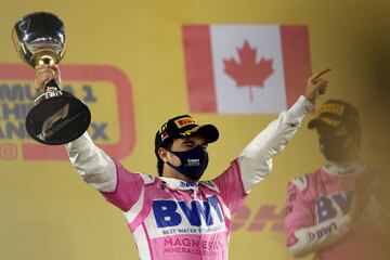 El piloto mexicano de Racing Point, Sergio Pérez, celebra en el podio después de ganar el Gran Premio de Fórmula Uno de Sakhir en el Circuito Internacional de Bahrein