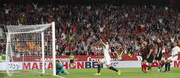 El jugador del Sevilla, Franco Vázquez, marca el 1-0 al Atlético de Madrid.