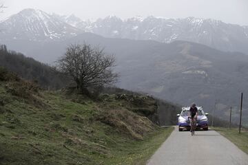 La ascensión, ubicada en la Sierra del Aramo, brinda paisajes espectaculares. Desde la cima se pueden ver los Picos de Europa. Durante la subida de Dani Navarro, aún había nieve y las montañas de alrededor también aparecían nevadas. 