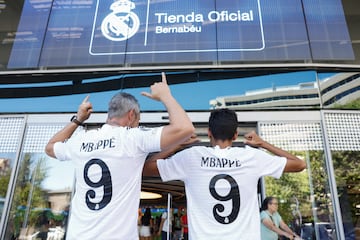 Venta de la camiseta de MBappé con el Real Madrid.