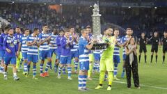 El Deportivo posa con el trofeo Teresa Herrera de 2019 que conquist&oacute; ante el Betis (1-0).