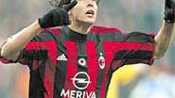 <b>DOS GOLES</B>. El brasileño Kaká fue quien abrió el festival de goles del Milán frente al Deportivo.
