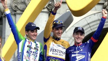 &Aacute;ngel Casero posa junto a Oscar Sevilla y Levi Leipheimer en el podio como ganador de la Vuelta a Espa&ntilde;a de 2001.