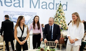 Florentino Pérez saludando a Claudia Zornoza, Caroline Weir y Caroline Moller jugadoras del  Real Madrid Club de Fútbol.