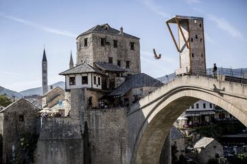Jonathan Paredes, de México, se lanza desde la plataforma de 27 metros en Stari Most durante el primer día de competición de la quinta parada del Red Bull Cliff Diving World Series.
