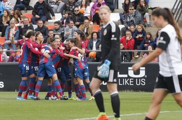 El Levante celebra su segundo gol ante el Valencia.