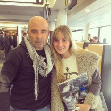 Jorge Sampaoli partió a su natal casilda y en el aeropuerto de Santiago esta hincha aprovechó de fotografiarse junto a él.