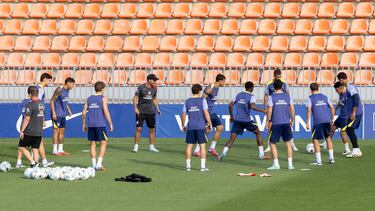 Simeone pendiente de un ejercicio de los jugadores del Atlético.