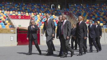 El rey, junto a Blanco y el alcalde en una visita a las instalaciones de Tarragona. 