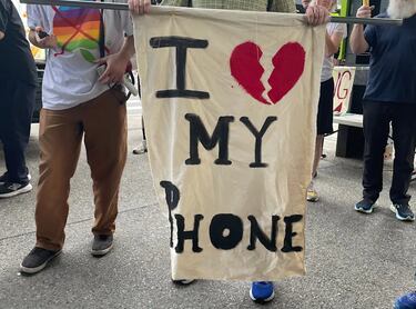 La generación Z está rompiendo sus iPhone y hay una razón tras ello: la revolución tecnológica