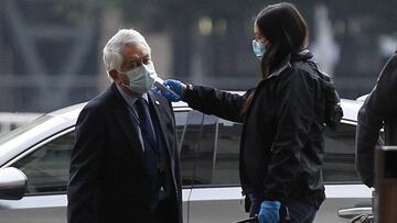 Santiago, 21 de junio de 2020 El Ministro de Salud, Enrique Paris, es fotografiado al ingresar al Palacio de La Moneda, para reunirse con la mesa social. Dragomir Yankovic/Aton Chile