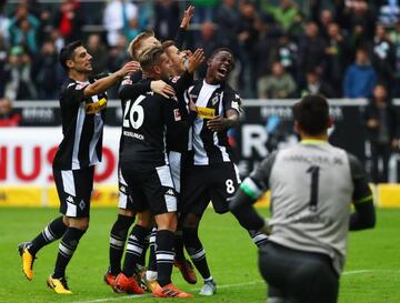 Thorgan Hazard of Moenchengladbach celebrates with his team after he scored the late winning goal form the penalty spot during the Bundesliga match between Borussia Moenchengladbach and Hannover 96.