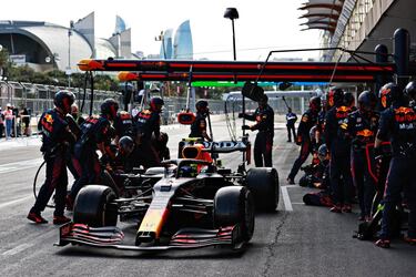 Sergio Pérez paró en pista para montar el neumático duro, sin embargo, no fue una parada rápida.