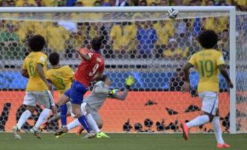 En aquel partido Chile pudo evitar la definición a penales. En el minuto 119, Mauricio Pinilla le gana el salto a Luiz Guistavo, combina con Alexis Sánchez y este se la devuelve a 'Pinigol'. El '9' chileno remata a puerta, pero el disparo se estrella contra el travesaño, en la que es sin duda la jugada simbólica de la participación de 'La Roja' en la última cita mundialista.