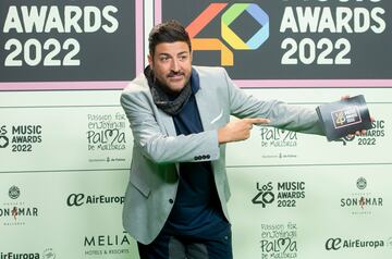 El locutor y presentador Tony Aguilar posa en el photocall de la alfombra roja de Los40 Music Awards 2022.