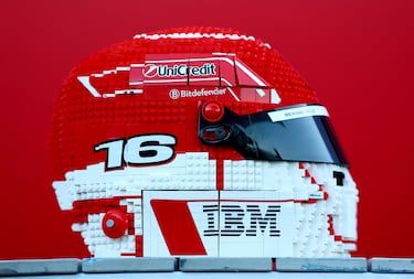 en LEGO del casco de Charles Leclerc, de Mónaco y la Scuderia Ferrari, durante las previas del Gran Premio de Australia de F1 en el Circuito Albert Park.
