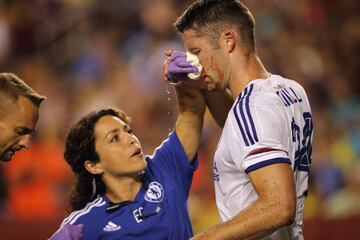 El central del Chelsea anotó un gol de cabeza, pero en el lance se topó con el brazo del guardameta Jordi Masip. El inglés, sangrando por la nariz, atendido por Eva Carneiro.