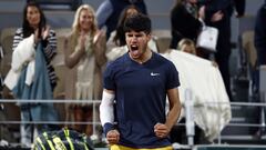 Carlos Alcaraz celebra su victoria contra Sebastian Korda en Roland Garros.