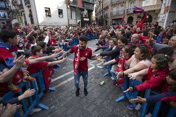 Los jugadores de Osasuna celebraron el ascenso a Primera División con los aficionados.