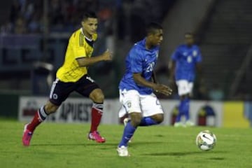 El jugador de Colombia Andrés Tello (i) disputa el balón con Malcom (d) de Brasil en partido del hexagonal final del Campeonato Sudamericano Sub'20 que se disputa en el estadio Centenario de Montevideo 