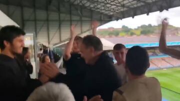 La celebración más intima del Leeds: ¡puros abrazos a Bielsa!