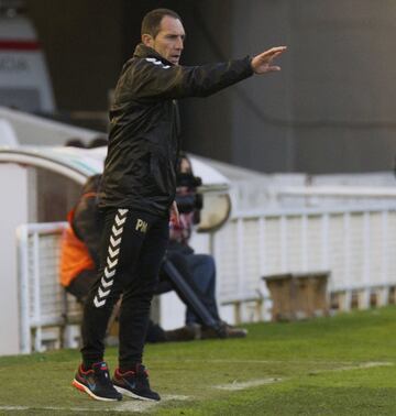 Actual entrenador del Badajoz, fue fichado por el Madrid procedente del Racing, donde deslumbraba en ataque. Sin embargo, la alta competencia en el conjunto blanco no dispuso de muchas oportunidades para brillar de blanco. También jugó en el Deportivo de La Coruña. Tras retirarse dirigió al Racing, a la Ponferradina y al UCAM Murcia.