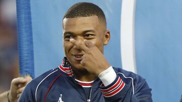 Messi 'empuja' a Mbappé