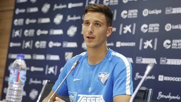 Pau Torres  en la sala de prensa de La Rosaleda.