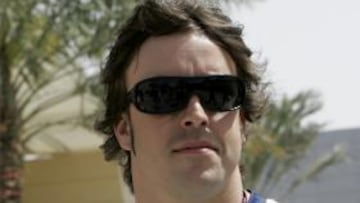 <b>RABIA.</b> El piloto asturiano afirma que siente impotencia al sólo poder luchar por estar entre el sexto y el décimo.