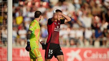 Tomeo lamenta una de las ocasiones del Mirandés ante el Zaragoza.