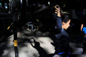 Este gimnasio al aire libre en Caracas est construido con cemento, barras y otros materiales reciclados.