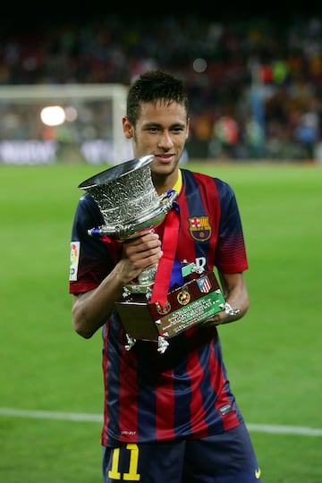 Neymar llegó al Barcelona en 2013 y poco tardó en ser importante en el equipo. Marcó el único gol del Barça en los partidos ante el Atlético de Madrid en la Supercopa de España. Su gol fue suficiente para levantar el trofeo pues fue en la ida en el Calderón (1-1), haciendo valer el valor doble de los goles en campo rival. La vuelta se cerró con 0-0 en el Camp Nou. Neymar, la nueva ilusión de la afición culé, aterrizaba de pie.