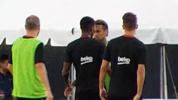 Semedo y Neymar se encaran. 