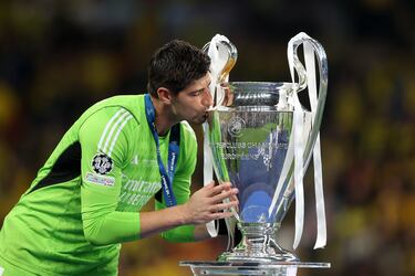 Courtois besa el trofeo.