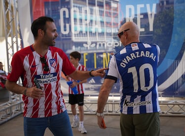 Aficionados de la Real Sociedad y el Atlético de Madrid animan el ambiente en Sevilla.