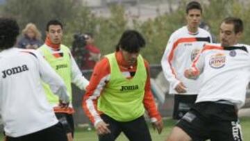 <b>LUCHA. </b>Borja pelea un balón durante el entrenamiento de ayer.