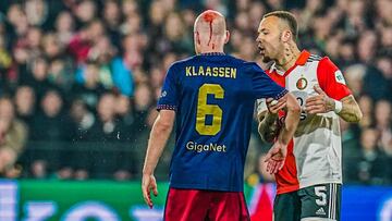 Davy Klaassen con un corte en la caveza producto de un objeto lanzado por un aficionado radical.