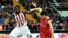 Othello Hunter, con la camiseta del Olympiacos intenta frenar a Teodosic, del CSKA.