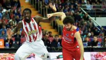 Othello Hunter, con la camiseta del Olympiacos intenta frenar a Teodosic, del CSKA.