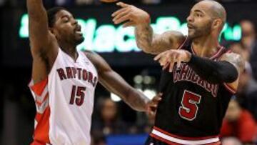 Carlos Boozer pasa el bal&oacute;n ante la defensa de Amir Johnson.